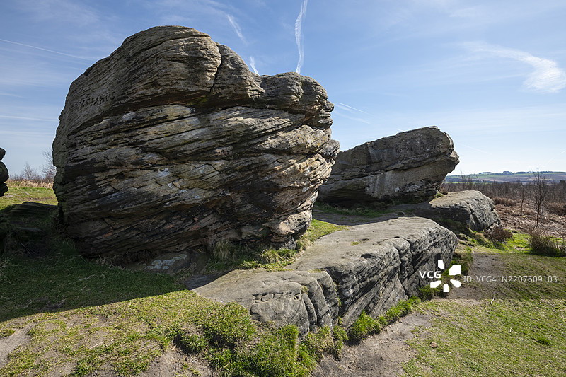 德比郡，英格兰，峰区国家公园的比尔琴边缘上的“三艘船”岩石图片素材