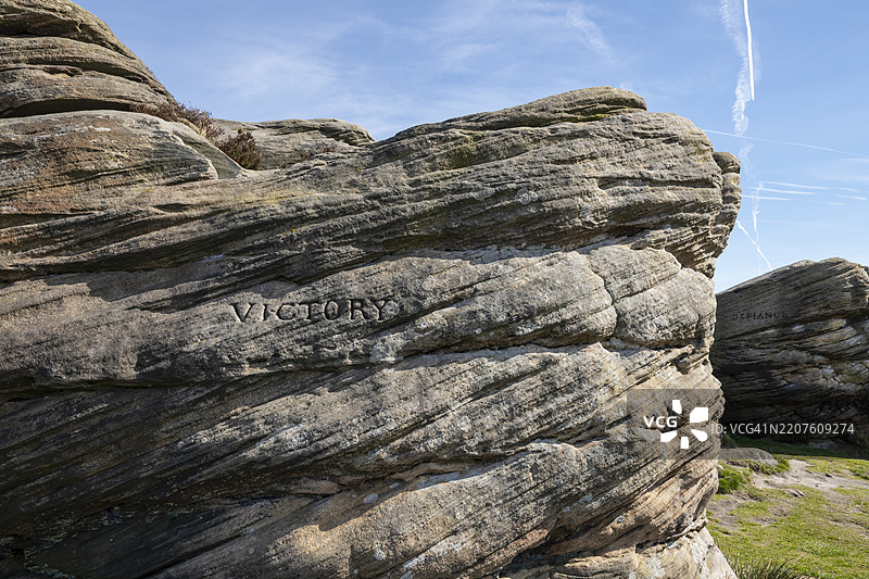 英格兰德比郡峰区国家公园的比尔琴边缘上的“三艘船”岩石图片素材