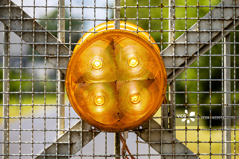 围栏上的大型黄色警告灯图片素材