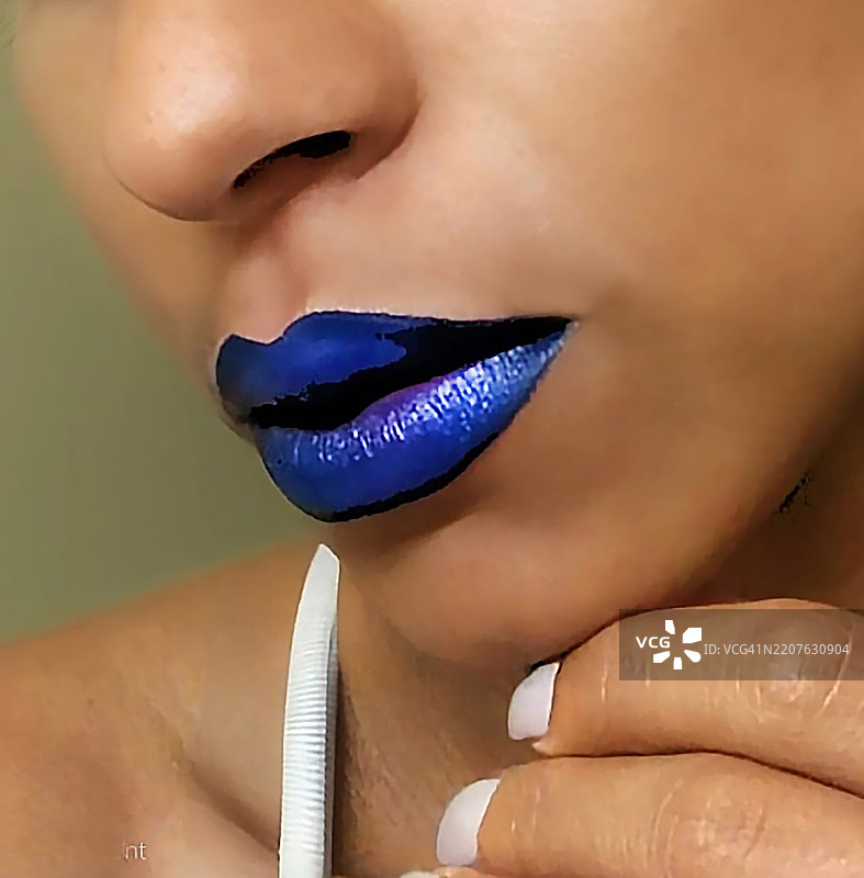 一位西班牙裔女性涂着蓝色口红图片素材