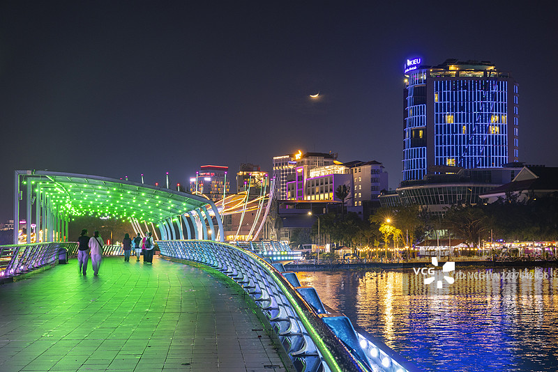 越南芹苴市宁桥码头的爱情桥夜景图片素材