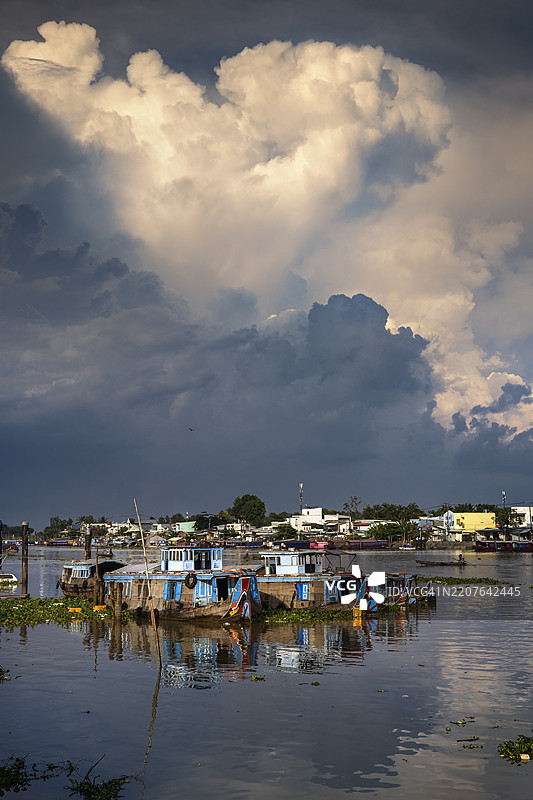 越南芹苴的后江上的房船。图片素材