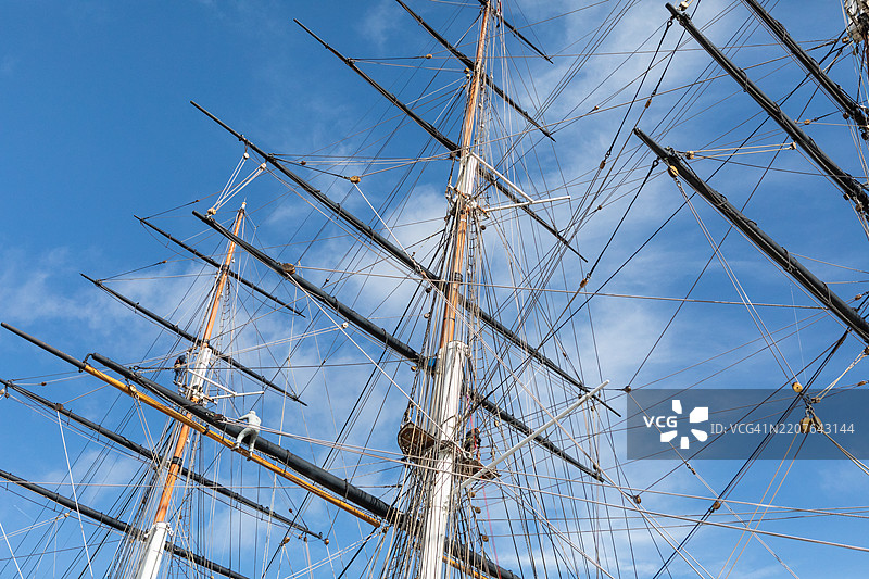 大型帆船的桅杆和绳索索具图片素材