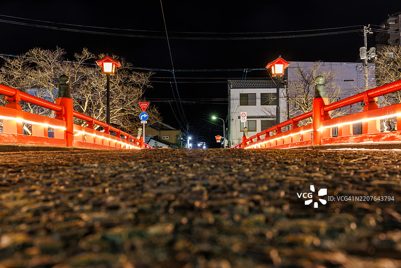 鸟取市夜间雪景中的桥图片素材