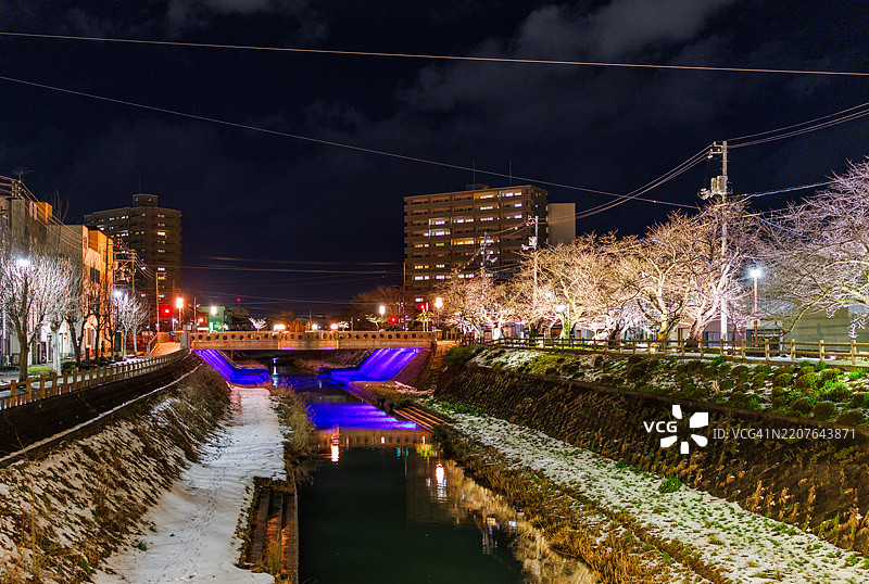 鸟取市夜晚雪景中的桥图片素材