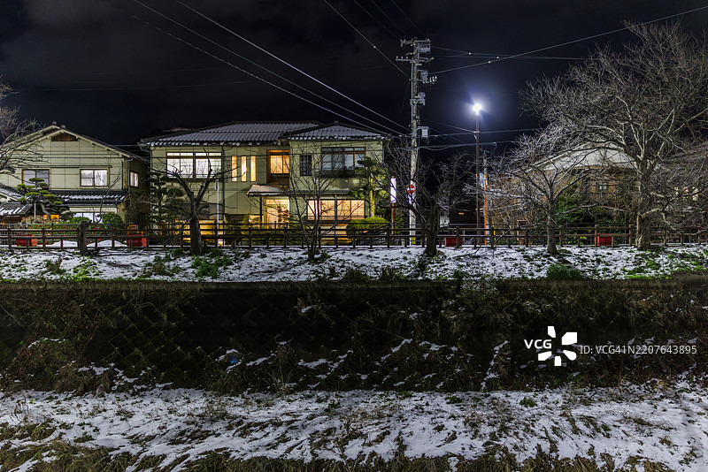 日本鸟取市的夜间雪景图片素材