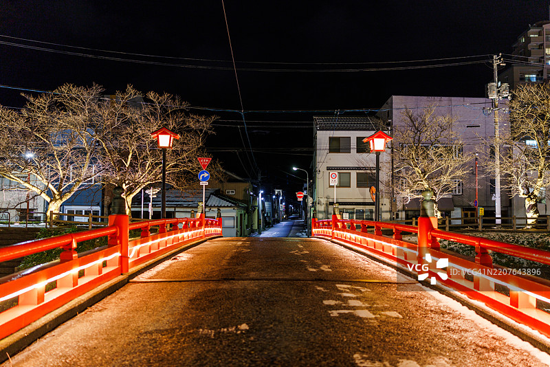 鸟取市夜晚雪景中的桥图片素材