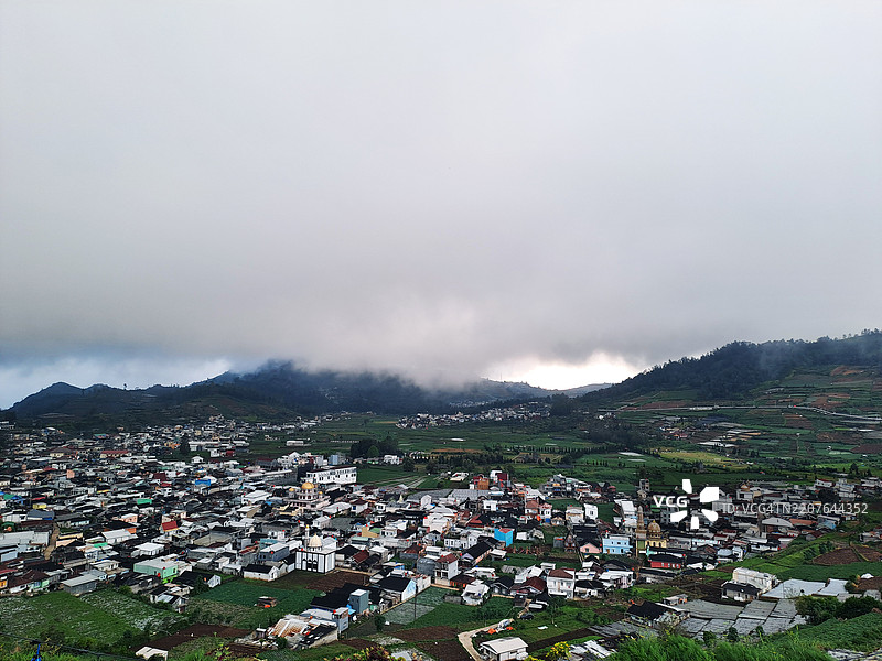 云雾缭绕的迪恩村（印尼班贾尔内gara）：山地风光与密集的居民区图片素材