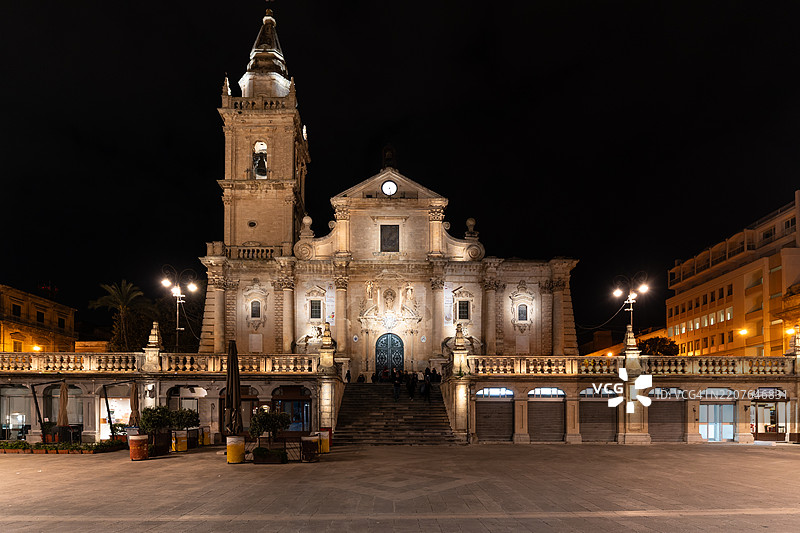 意大利拉古萨大教堂的夜景图片素材