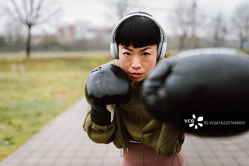 在公共公园里拳击图片素材