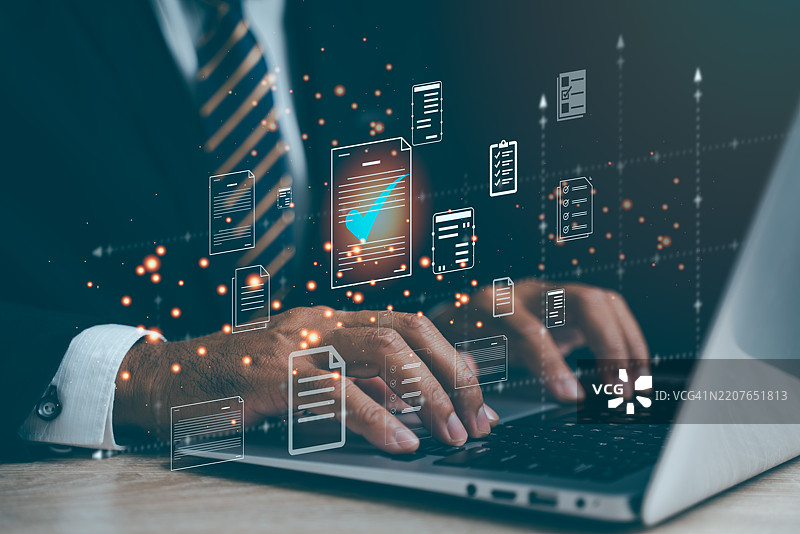 一位女商人指着一份ISO认证文件，强调在线质量控制和产品清单的重要性。她在自己的专业办公室中确保标准合规。图片素材