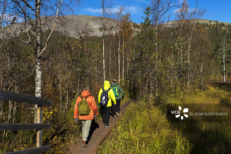 老年徒步旅行者在大自然中行走图片素材