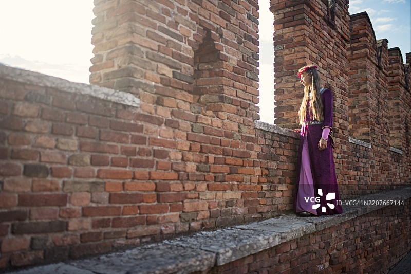 美丽的少女公主演绎在城堡的墙上漫步图片素材