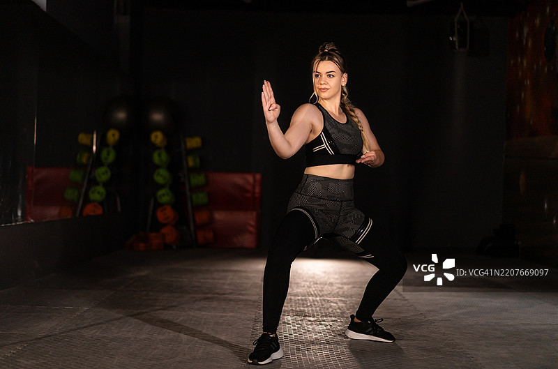 女性在空手道战斗姿势中图片素材