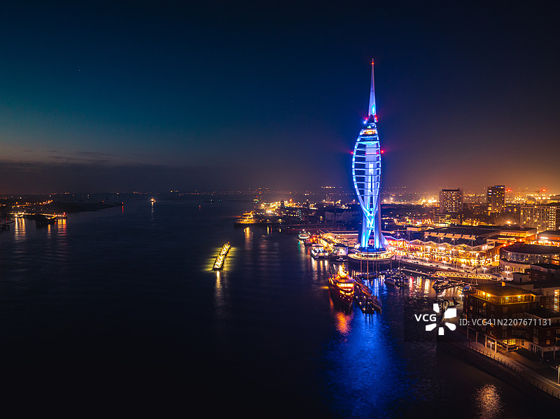 朴茨茅斯风帆塔在日落时分发光，海湾码头的鸟瞰图图片素材