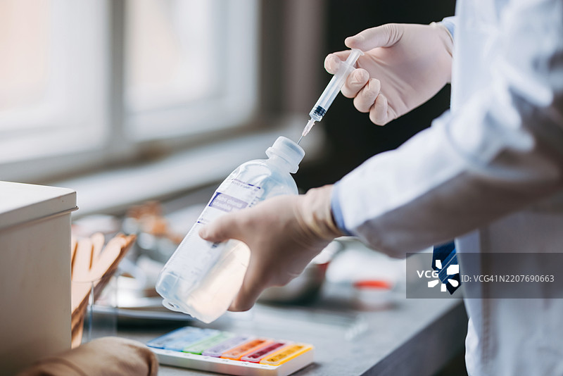 医疗专业人员在临床环境中准备注射，使用无菌设备图片素材