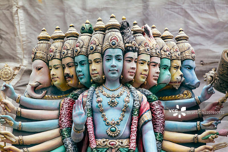 新加坡印度教寺庙中的印度神祇和神话场景图片素材