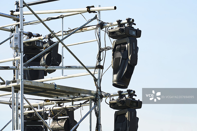 悬挂在金属脚手架上的舞台灯光图片素材