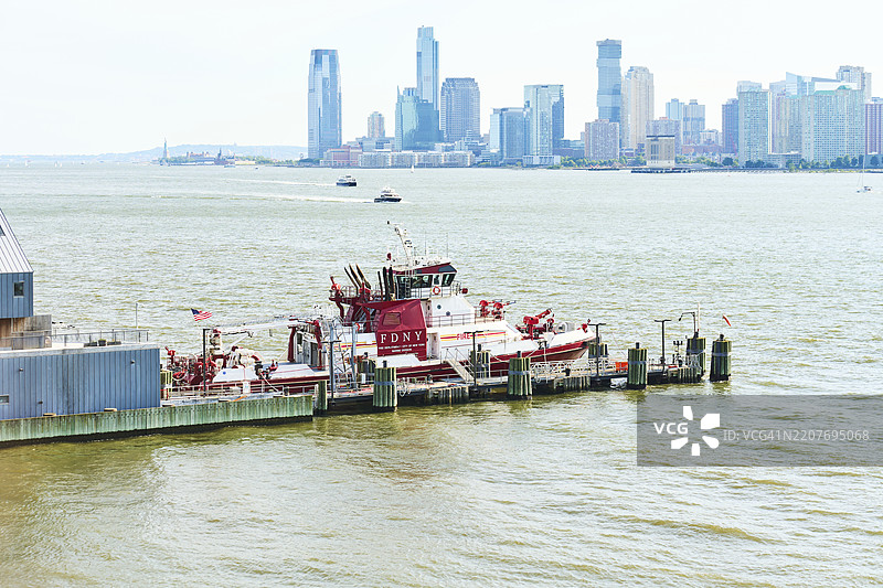 停靠在码头的消防船，背景是泽西市的天际线图片素材