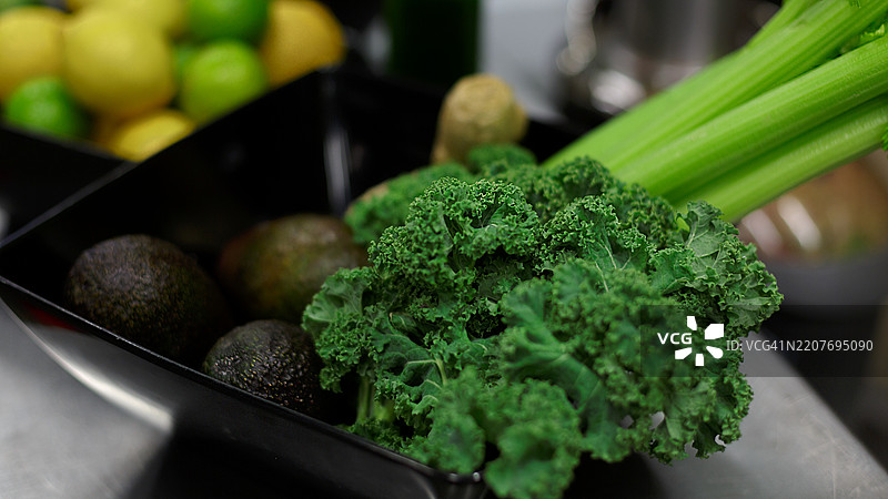 现代厨房中的新鲜蔬菜图片素材