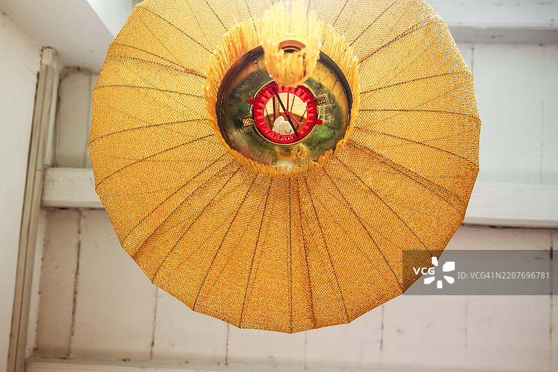 黄色的中国灯笼悬挂在天花板上图片素材