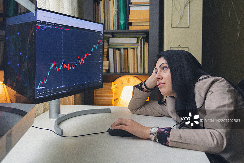 投资心态。女性使用人工智能工具进行股票交易图片素材