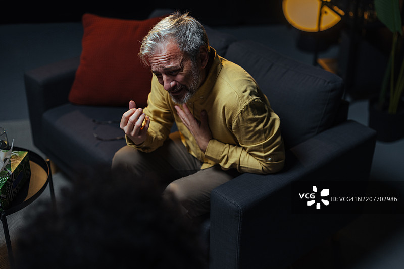 老年男子在家沙发上心脏病发作图片素材