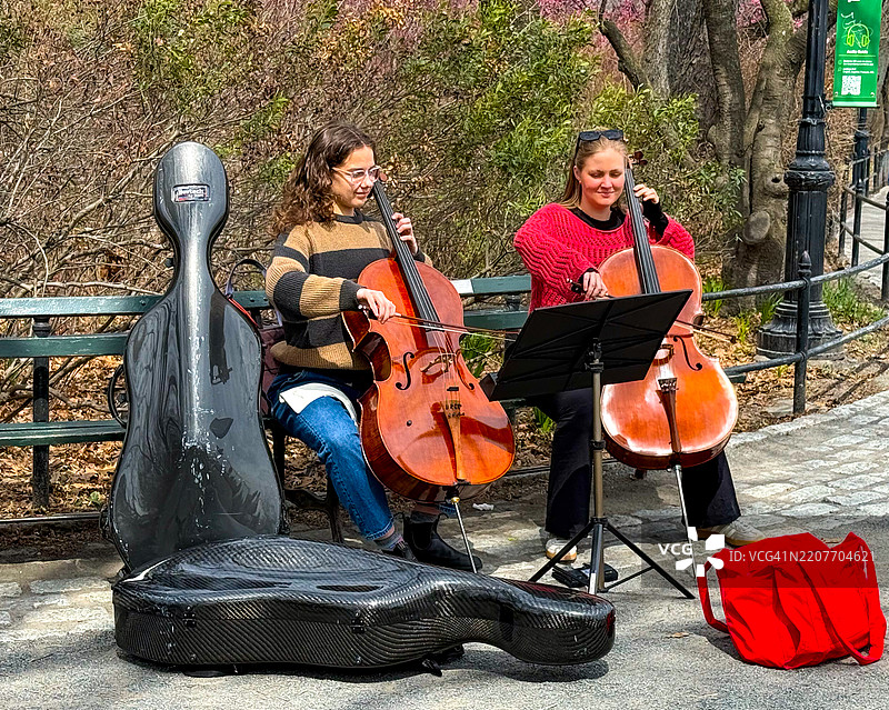 两位女性在纽约市户外演奏大提琴图片素材