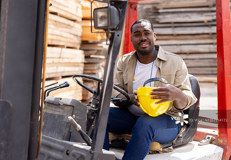 在木材场工作的男子驾驶叉车图片素材