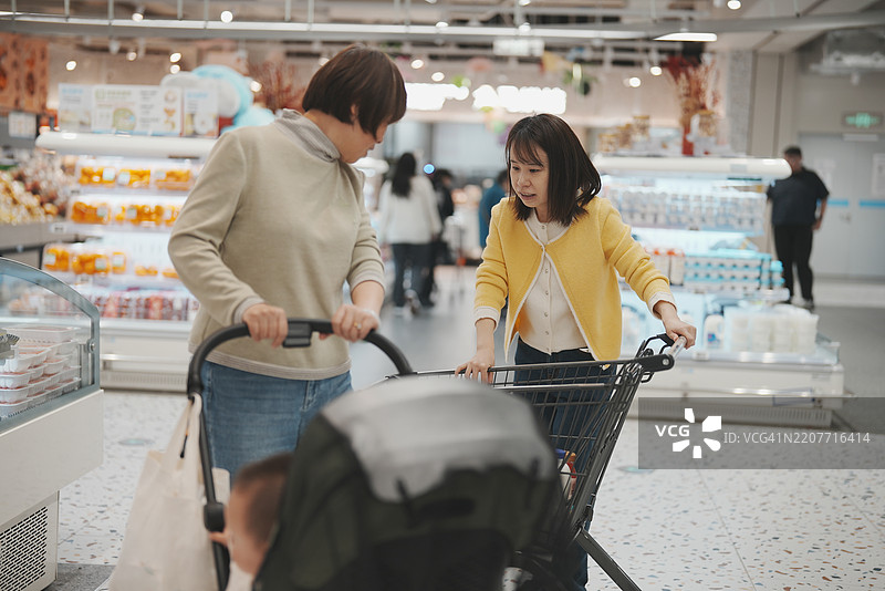 亚洲母女在超市购物图片素材