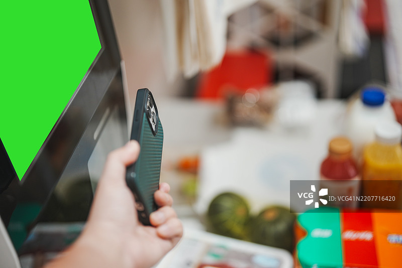 使用手机进行结账图片素材