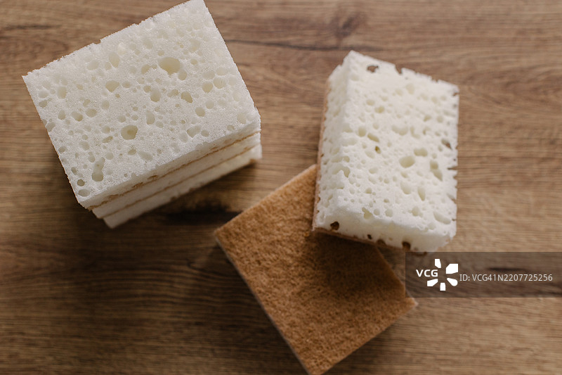 天然纤维清洁海绵放在木质表面上的平铺风格图片素材