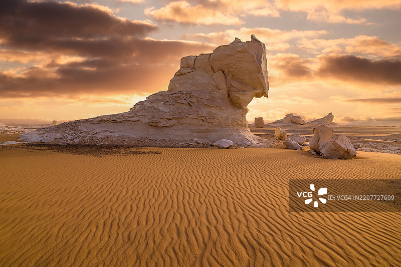 埃及白沙漠日落时的岩石 formations图片素材