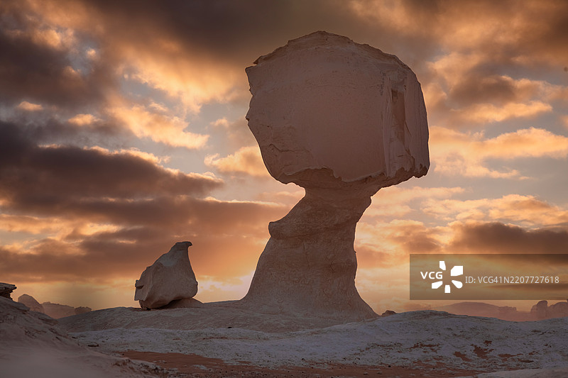 埃及白沙漠日落时的岩石 formations图片素材