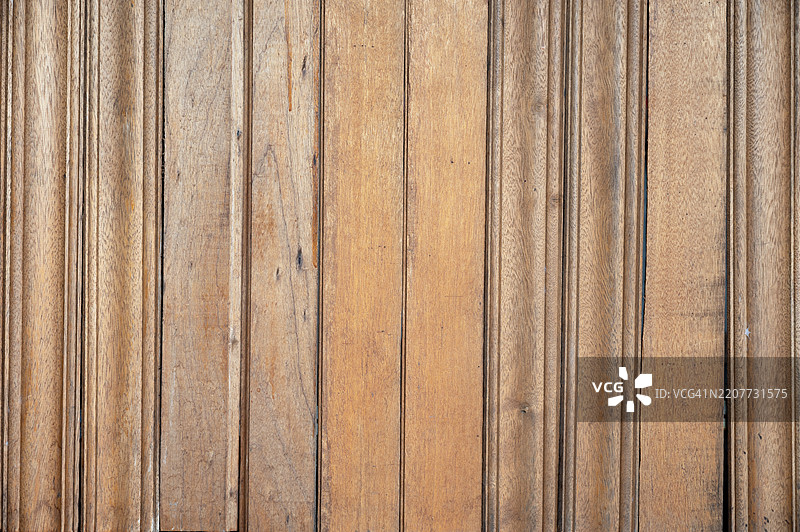 带有纹理图案的木质表面。木材的纹理清晰可见，颜色为棕色。图片素材