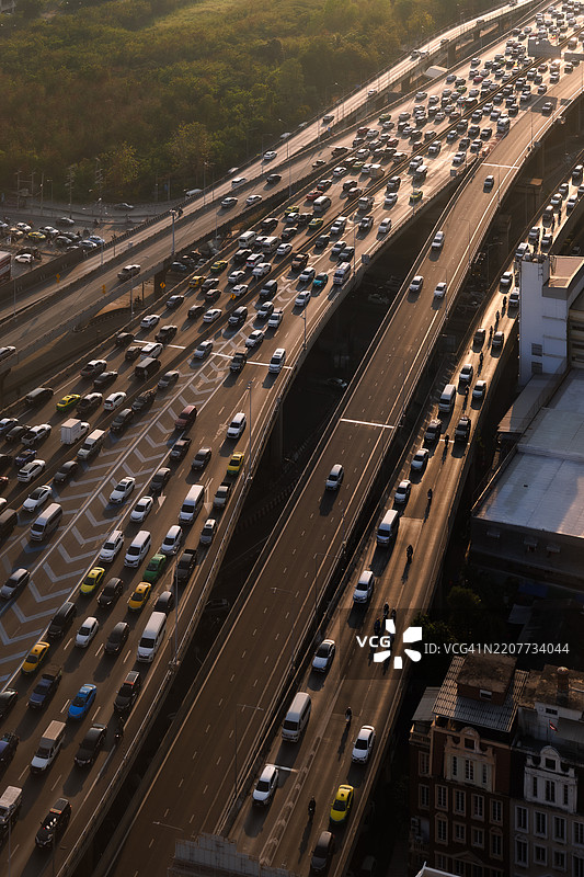 泰国曼谷高架公路上日落时分的城市交通拥堵鸟瞰图。图片素材