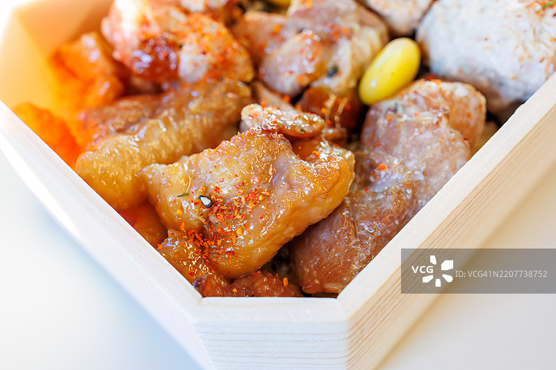 在预定座位上享用的烧鸟便当(在火车站出售的独特日本盒饭),搭配来自埼玉县川越市的当地啤酒。我从大宫站乘坐开往新潟的上越新干线。大宫,埼玉 - 2024年11月30日图片素材