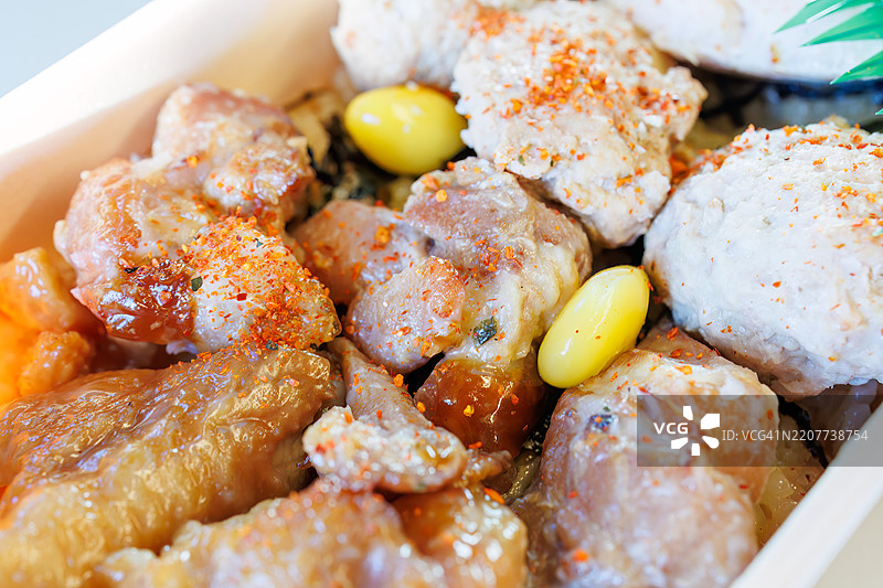 在预定座位上享用的烧鸟便当(在火车站出售的独特日本盒饭),搭配来自埼玉县川越市的当地啤酒。我从大宫站乘坐开往新潟的上越新干线。大宫,埼玉 - 2024年11月30日图片素材