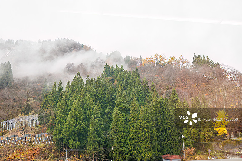 从车窗看到的越后汤泽,因滑雪胜地而闻名。从大宫站搭乘前往新潟的上越新干线。大宫,埼玉 - 2024年11月30日图片素材