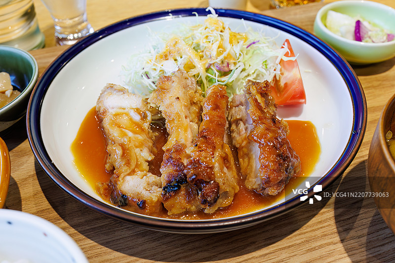 公司餐厅为酿酒厂的员工提供每日午餐。来自日本顶级大米品牌之一南鱼沼的越光米是最美味的。当然，清酒也可以以合理的价格享用。图片素材