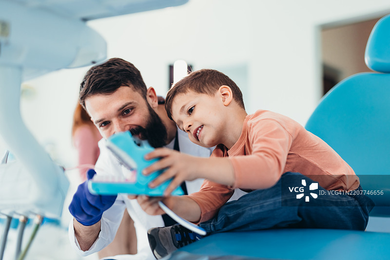 牙医在诊所向孩子讲解口腔卫生知识图片素材