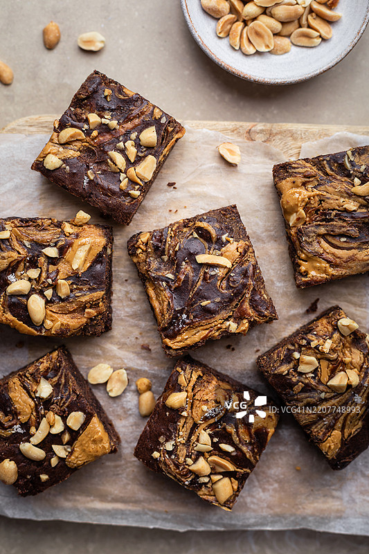 新鲜自制的巧克力香蕉布朗尼配花生酱图片素材