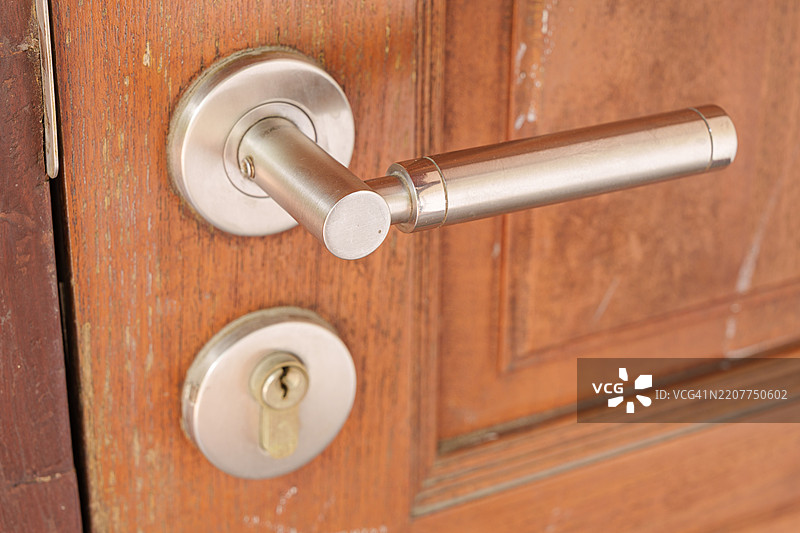 现代钢制门把手。图片素材