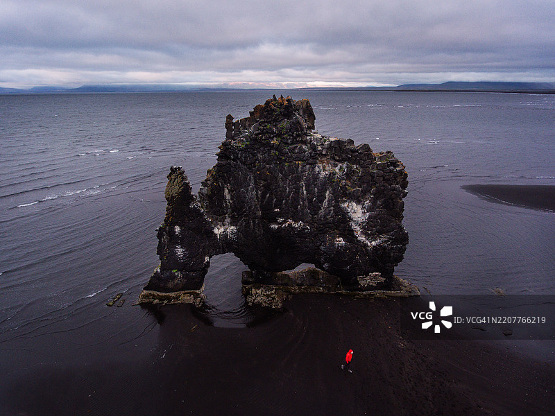 冰岛的Hvitserkur鸟瞰图图片素材