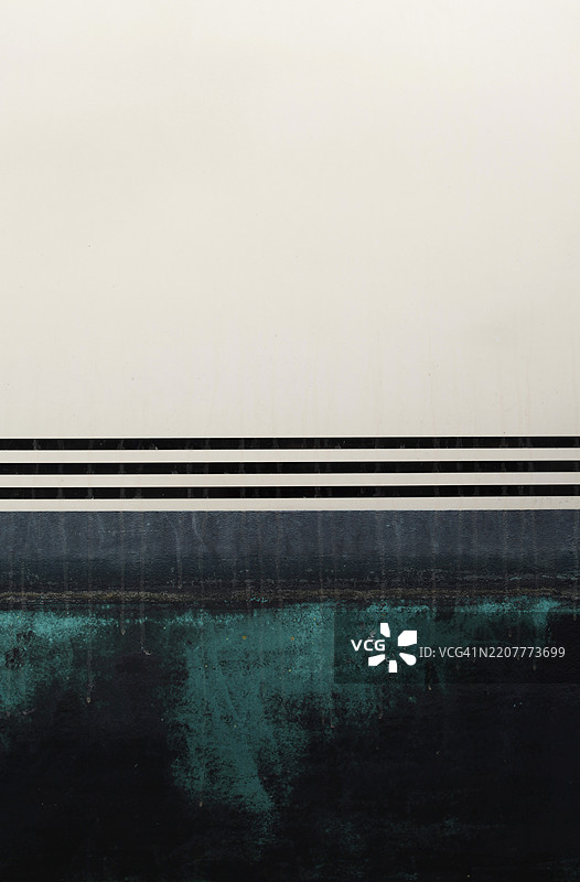 一艘宏伟船只的细节，展示了复杂的设计和工艺，突显其在开阔海洋上的美丽与壮丽。图片素材