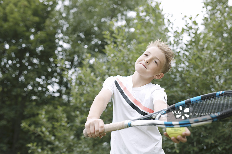 金发男孩打网球的肖像图片素材