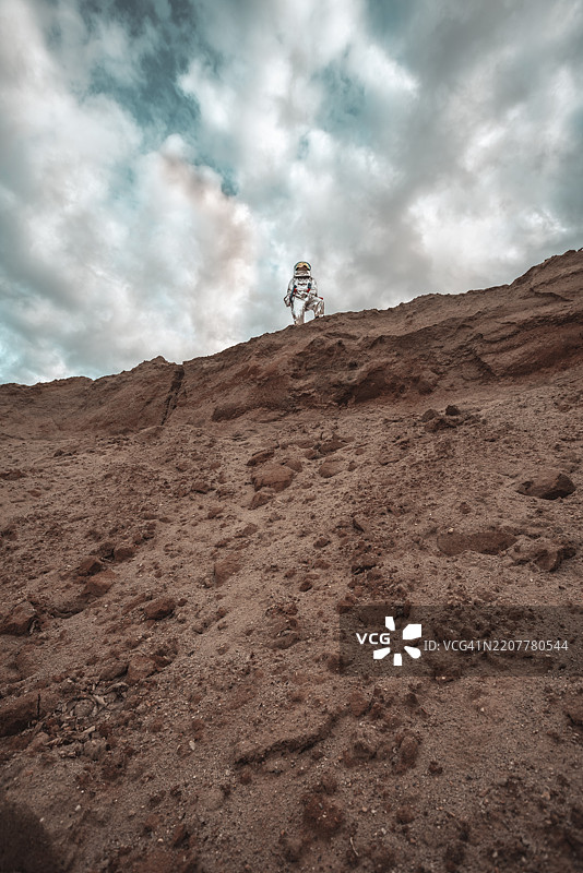 宇航员站在无名星球的坡道上图片素材