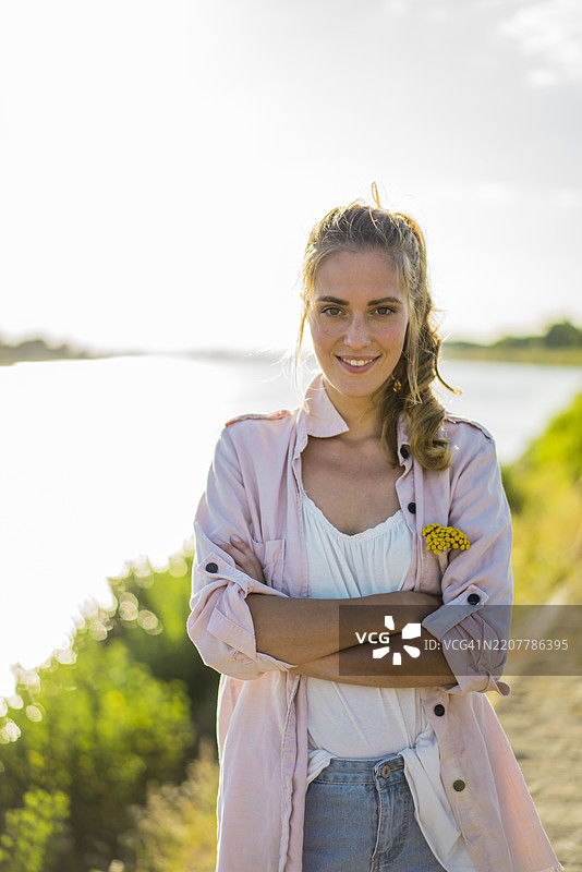 夏天在河边微笑的女性肖像图片素材