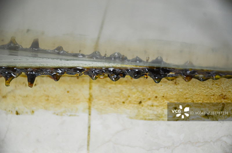 厨房油烟机特写，沾满顽固的油脂和污垢，展示了家庭清洁中最令人沮丧的挑战之一。图片素材