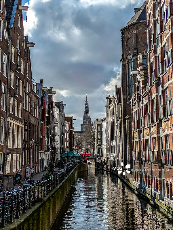 阿姆斯特丹老城运河旁的房屋，背景是薄荷塔图片素材